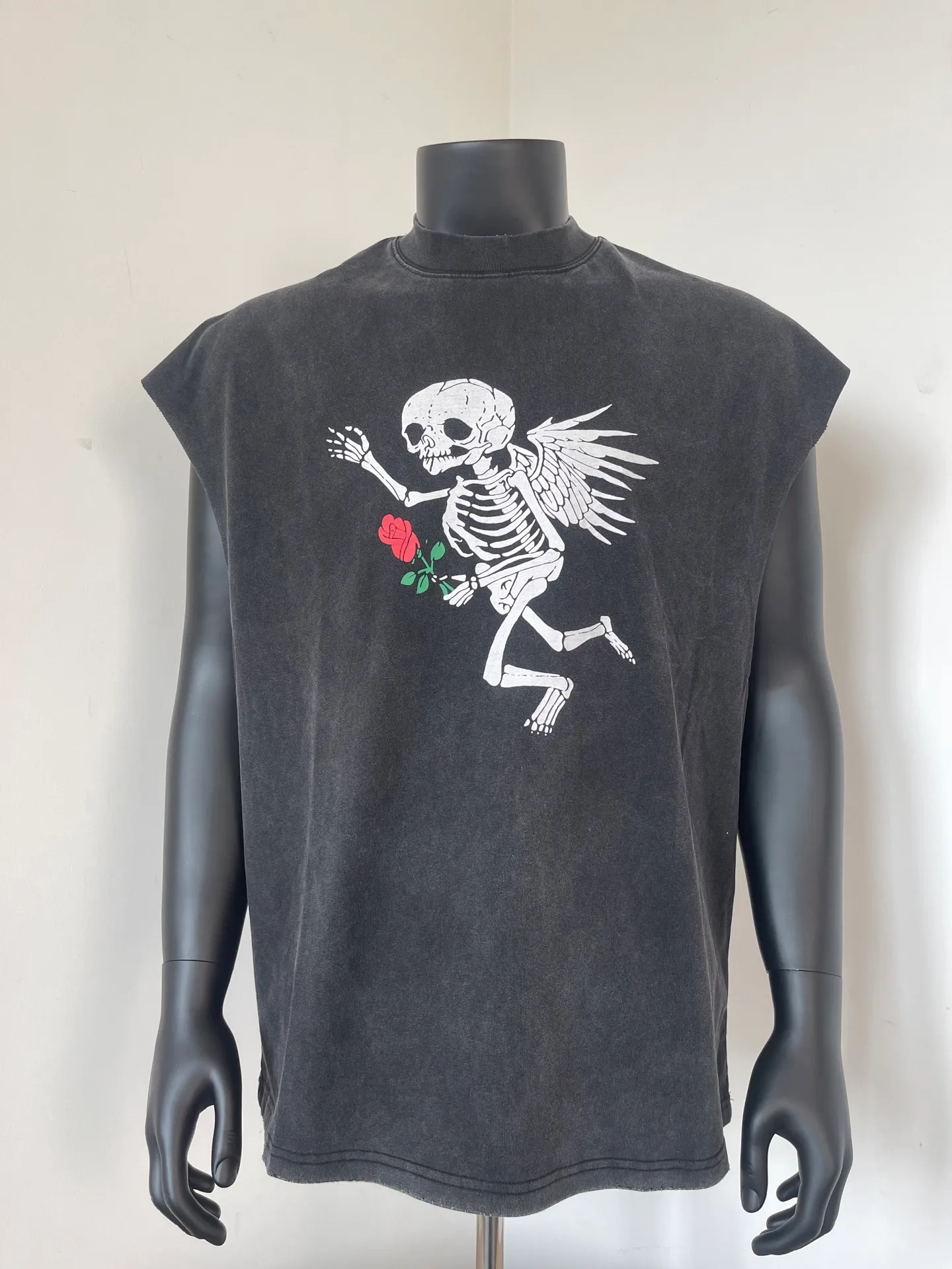 pt model number #G1003 P116 GALLERY DEPT. Distressed and frayed sleeveless waistcoat short sleeves. Skeleton ☠️ hand-held rose print. Made of 280G double yarn pure cotton. The fabric is comfortable and stylish. After washing and distressing, the upper body becomes more fashionable and cool. The collar and hem are frayed. The design is full. The US version is too large. Color: washed black. Size S/M/L/XL